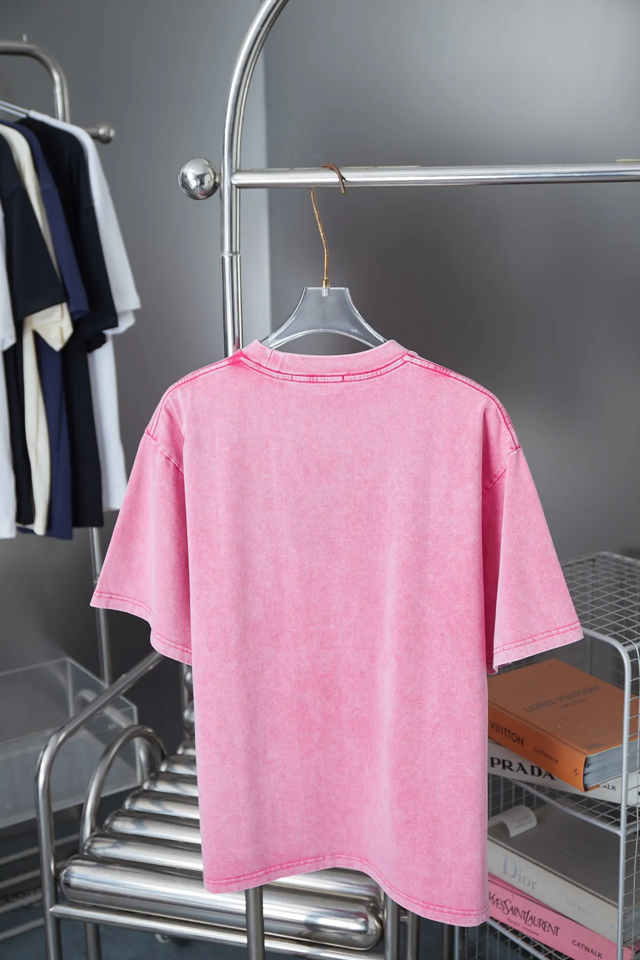 🅿️200 1V / Washed Ribbed T-shirt This washed T-shirt uses garment dyeing technology to present a lazy retro atmosphere. The logo and Monogram flower eyelets are embroidered on the chest and neckline respectively. With the rib elements extending from the collar to the sleeves, the trendy design shows a casual style.  The exquisite embroidery machine combines complex embroidery needlework and fine detail processing to create a three-dimensional embroidery effect. The classic trademark letter design restores consistent size spacing; the embroidery is fine and dense, the font is clear and the lines and three-dimensionality are strong. Combined with eyelet embroidery technology, it can express very delicate floral patterns due to the fineness of eyelet embroidery technology.  Garment distressing gives fabrics a vintage, nostalgic look by simulating the effects of long-term use and natural wear and tear. The snowflake pattern area is treated to simulate a fading effect; softeners are usually used during the treatment process to make the fabric softer and more comfortable. S M L XL